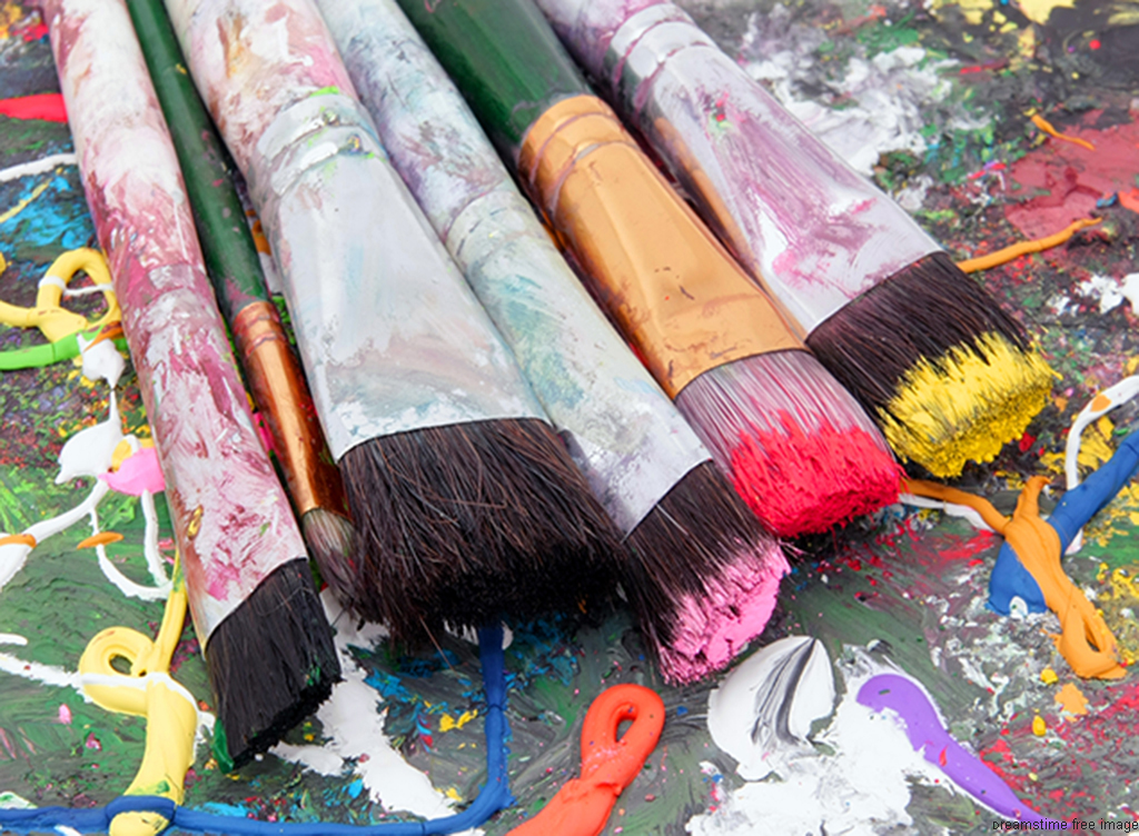 Art Therapy course image of a hand with paint brush used in Art Healing Therapy